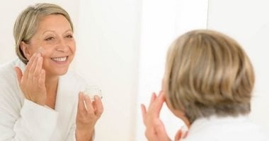 5 قواعد أساسية للعناية بالبشرة بعد سن الخمسين.. عشان تفضلى شباب على طول