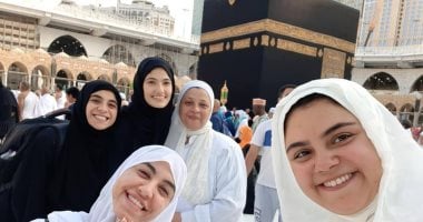 أبطال مسرحية "علاء الدين" يؤدون مناسك العمرة قبل العرض بموسم الرياض