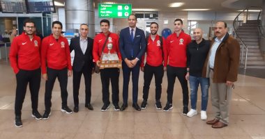 فراعنة الاسكواش يصلون مطار القاهرة مع درع بطولة العالم.. صور