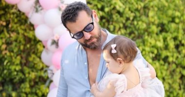 عمرو يوسف يحكى معاناته مع حفاضات الأطفال: "الله يكون فعون الستات"