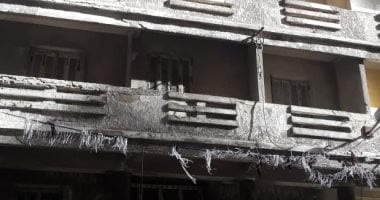 سقوط أجزاء من عقار شرق الإسكندرية.. والحى يضع حواجز خشبية