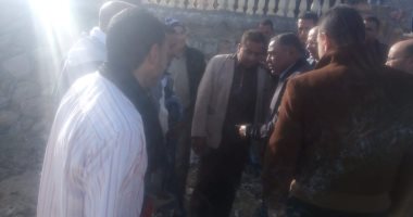 صور.. محافظ مطروح يساهم ويشرف على إنقاذ 3 أشخاص من الغرق