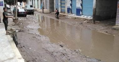 أهالى الزرقا بدمياط يشكون تراكم مياه المجارى بالقرية ويطالبون بتوصيل الصرف الصحى