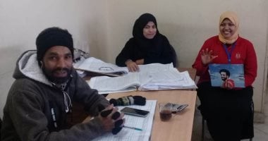 صور.. حملة توعية بمخاطر الإدمان لموظفى مدينة الأقصر ببوستر لمحمد صلاح