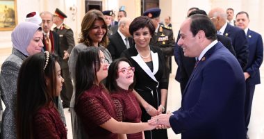 صور.. الرئيس السيسي يتفقد معرض القافلة الطبية للكشف على ذوى الإعاقة