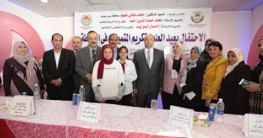 محافظ بنى سويف يكرم الطلاب والمدرسين ومدراء الإدارات فى عيد العلم