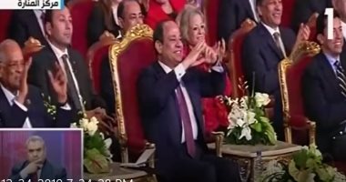 شاهد.. الرئيس السيسى يتفاعل مع ذوى القدرات الخاصة ويرفع يده على شكل قلب لهم