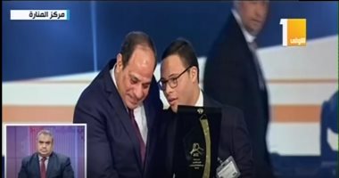 السيسى يلبى طلب شاب من ذوى القدرات الخاصة..والأخير: "بحبك ياريس عشان أنت طيب"