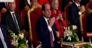 الرئيس السيسى يمسح دموعه بعد عرض مسرحى من ذوى الهمم ضد التنمر ..فيديو