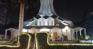 كنيسة القديسين بالزمالك تتزين بأشجار الكريسماس والأنوار قبل صلاة عيد الميلاد