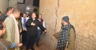 فيديو وصور.. محافظ أسيوط يتفقد 4 منازل بأبنوب تعرضت للتصدع ويوجه بإخلائها