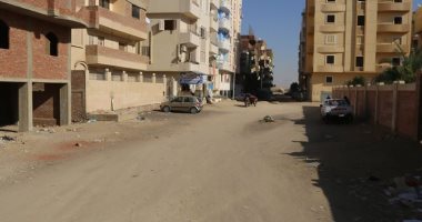 صور.. محافظ السويس يقرر رصف شارعين بمنطقة حوض الدرس
