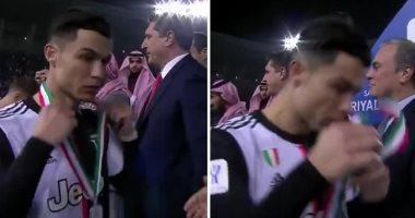 كريسيتانو رونالدو يثير الجدل بعد خلع ميدالية يوفنتوس "الفضية".. فيديو