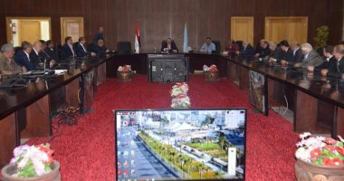 محافظ البحر الأحمر يلتقى بالمستثمرين لمناقشة سبل الارتقاء بالسياحة