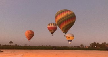صور.. 22 رحلة بالون طائر على متنها 400 سائح أجنبى تحلق فى سماء الأقصر