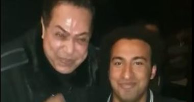 احتفالا بعرض فيلم "الفلوس".. حكيم وعلى ربيع يغنيان "ليلة بمبى.. فيديو