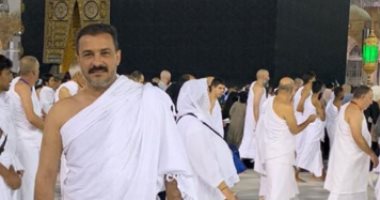 صور.. الأخ الكبير محمد رجب يؤدى مناسك العمرة 