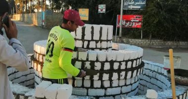 صور.. تجميل مداخل قرى منشأة القناطر والبدء فى رصف 5 طرق بالعياط