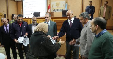 محافظ كفر الشيخ يسلم 69 سماعة طبية وأطراف صناعية للأسر الأكثر احتياجا ..صور