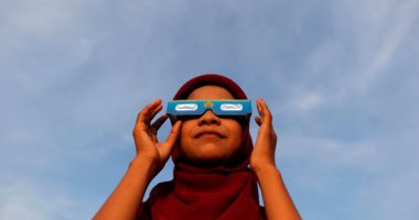 لماذا تؤدي إطالة النظر إلى كسوف الشمس لمشاكل بالشبكية؟