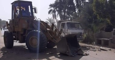 إزالة المطبات العشوائية على الطريق الزراعى بمركز إدفو بأسوان.. صور