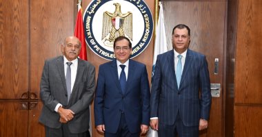 4 اتفاقيات للتنقيب عن البترول فى الصحراء الغربية باستثمارات 155 مليون دولار