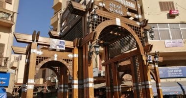 صور.. الأقصر تتجمل أمام الأجانب دهان الأعمدة وإضاءة الشوارع بـ270 لمبة جديدة