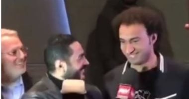 هندغدغ الدنيا.. على ربيع يهنئ تامر حسنى بطريقته فى العرض الأول لـ"الفلوس"