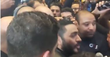 جمهوره بيحبه..  شاهد لحظة وصول تامر حسنى العرض الأول لفيلم "الفلوس"