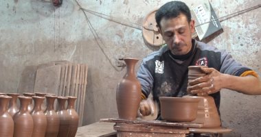 بأيدينا قرى من ذهب .. فيديو "قرية الفرستق".. يا حلاوة صناعة الفخار من طين بلدنا