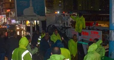 صور.. نائب محافظ الإسكندرية يتفقد أعمال تصريف مياه البحر بمنطقة العصافرة