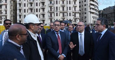 رئيس الوزراء يتفقد أعمال تطوير ميدان التحرير.. مسلة فرعونية و4 كباش وزراعات للنخيل تزين الميدان.. ومدبولى: تكليف من الرئيس السيسى بتطوير القاهرة التاريخية مع انتقال الوزارات فى العام المقبل للعاصمة الإدارية