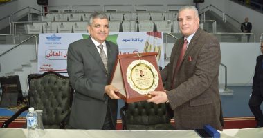 صور.. الفريق أسامة ربيع يكرم قيادات هيئة قناة السويس والعاملين المحالين للتقاعد