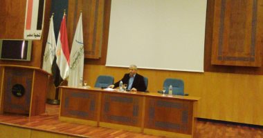 رئيس ميناء الإسكندرية يلتقى بموظفى الهيئة لبحث آليات العمل