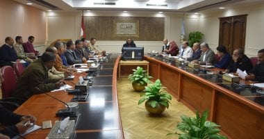 محافظ مطروح يتابع خطط وتنفيذ رصف الطرق بالخطة الاستثمارية
