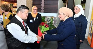 صور .. انتصار السيسى تشيد بالحرف والأشغال اليدوية لذوى القدرات الخاصة