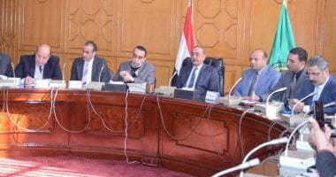 صور .. محافظ الإسماعيلية يستعرض سبل توفير الخدمات لمنتفعى الـتأمين الصحى