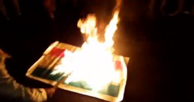 متظاهرون عراقيون يحرقون علم إيران فى تجمع بساحة التحرير ببغداد ..فيديو