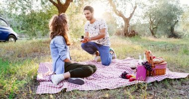 هياخد وقت لحد ما يعترف.. اعرفى طريقة تعبير رجل الجدى عن حبه