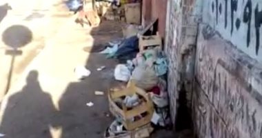 معا نساعدهم.. سيدة تعيش فى كوخ على الرصيف أمام محطة مترو المنيب