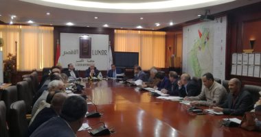 محافظ الأقصر يناقش مشروعات المياه والصرف والكهرباء بالجلسة الـ10 للمجلس التنفيذى