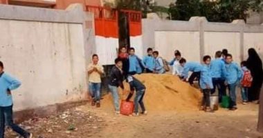 تعليم كفر الشيخ عن صور لطلاب مدرسة يحملون رمالا: "مشاركة مجتمعية"