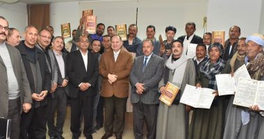 محافظ أسيوط يسلم 14 عقدا لتقنين واضعى اليد على أراضى الدولة بـ5 مراكز