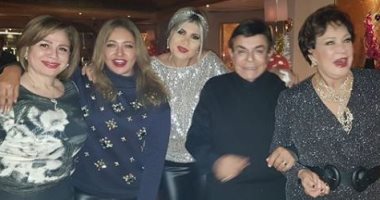 "سكر حلوة الدنيا سكر".. سمير صبرى يغنى بصحبة النجمات فى عيد ميلاده.. فيديو