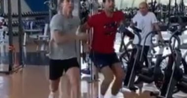بعد رأسيته الخيالية.. كريستيانو رونالدو يعلم لاعب تنس شهير القفز.. فيديو