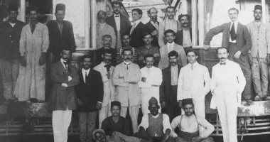 قصة صورة.. عمال أول عربات الترام بمصر الجديدة