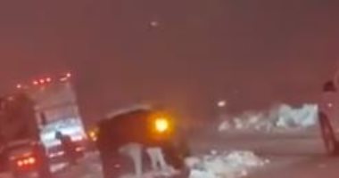 فيديو.. عاصفة ثلجية قوية تجتاح ولاية كاليفورنيا وإغلاق الطرق