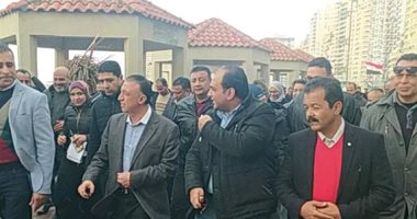 صور .. محافظ الإسكندرية يتفقد أعمال إزالة مخالفات مستأجرى الشواطئ على الكورنيش