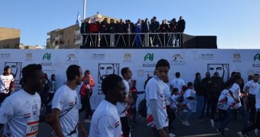 وزير الشباب والرياضة يطلق شارة بدء ماراثون زايد الخيرى بالسويس.. صور
