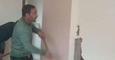 صور .. إخلاء 5 أدوار من أحد العقارات " المائلة " بحى جمرك الإسكندرية